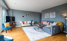 2 Bedroom Apartment With Park Views Shoreditch